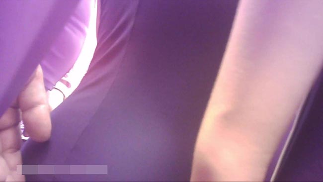 謎の手と水着少女(陸上編)