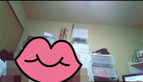 見せちゃうメガネっ子