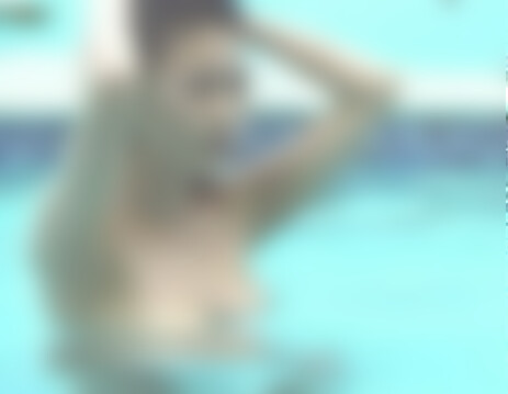 美人タレント、プールで上半身裸で撮影
