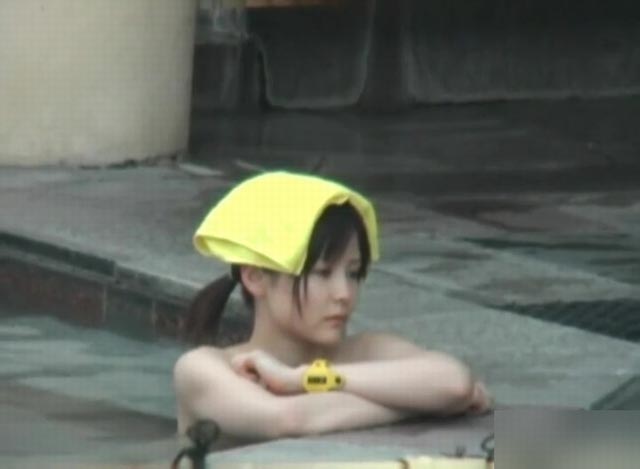 露天風呂盗撮、おさげの可愛い女の子